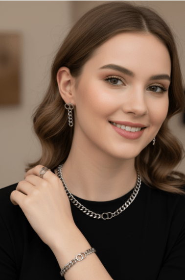 طقم مجوهرات بتصميم شعار سلسلة فضية