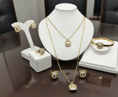 طقم مجوهرات بتصميم شعار حرف H على طريقة هيرميس