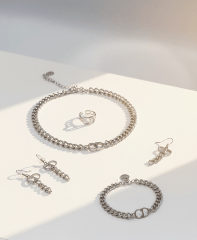 طقم مجوهرات بتصميم شعار سلسلة فضية